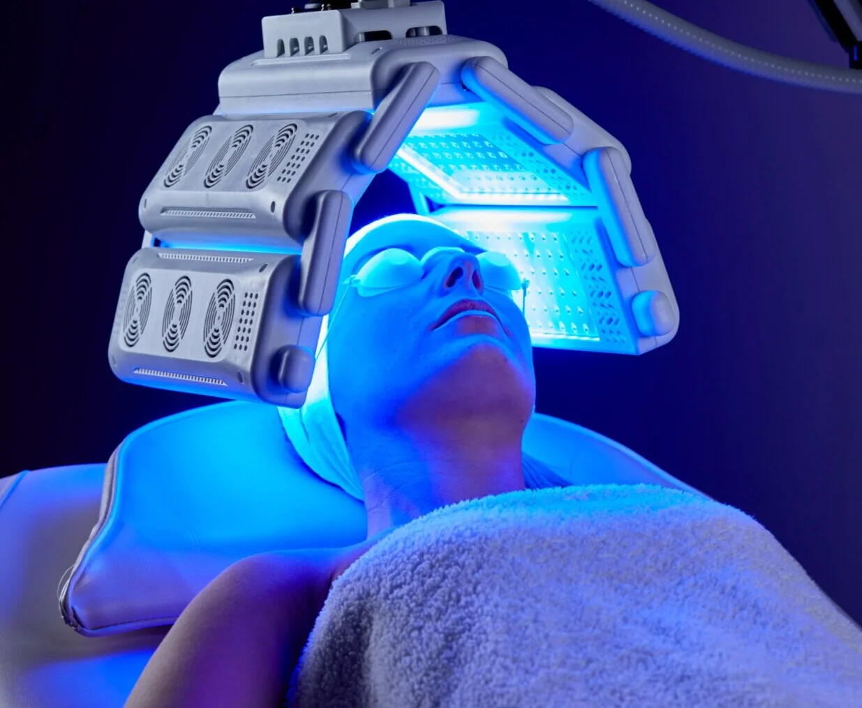 Huidverzorging met LED-lichttherapie voor en na een vliegreis bij Dermacare