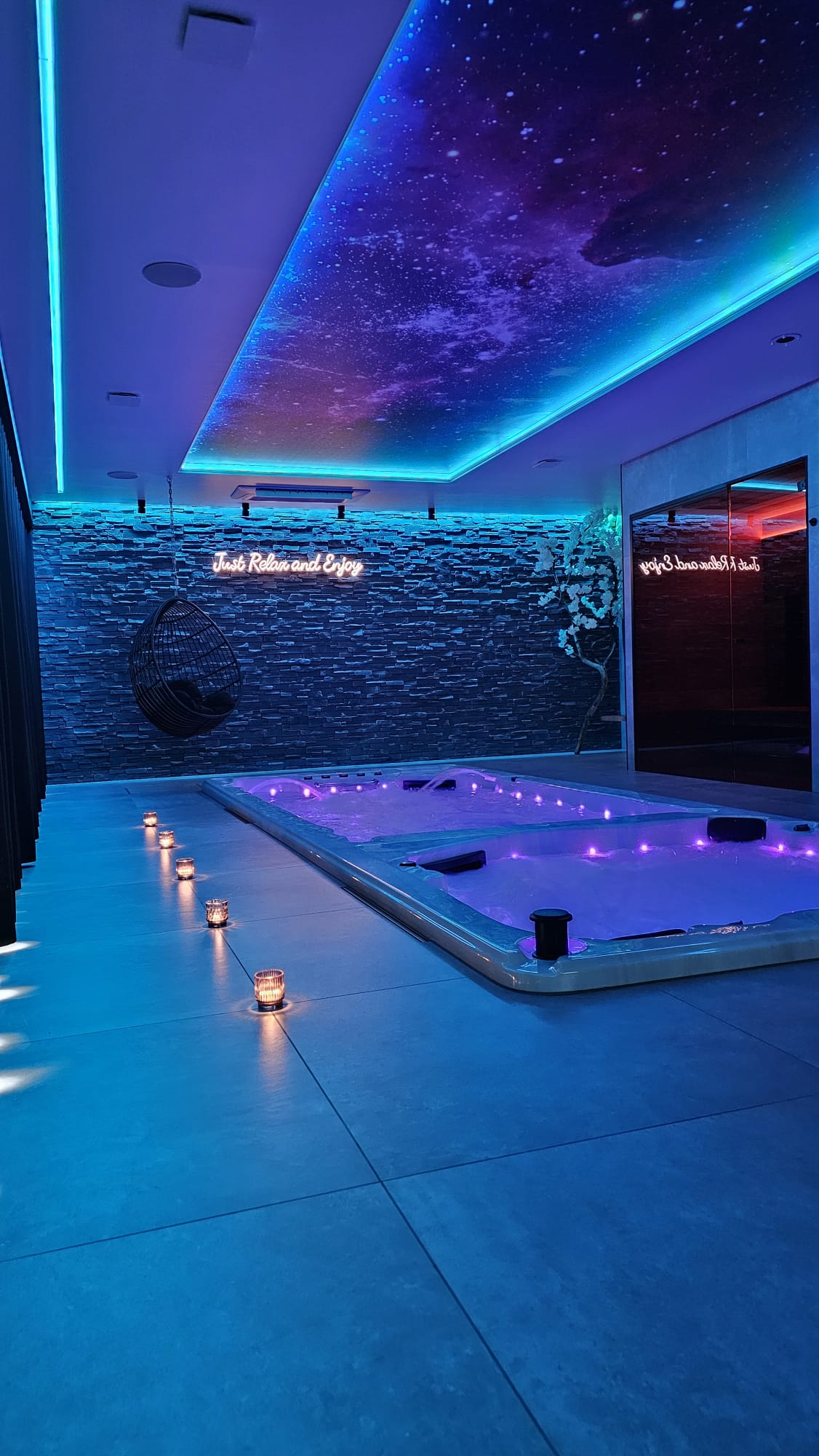 Ontspannen spa-sfeer met warm licht en water, inspiratie voor een spa-gevoel thuis